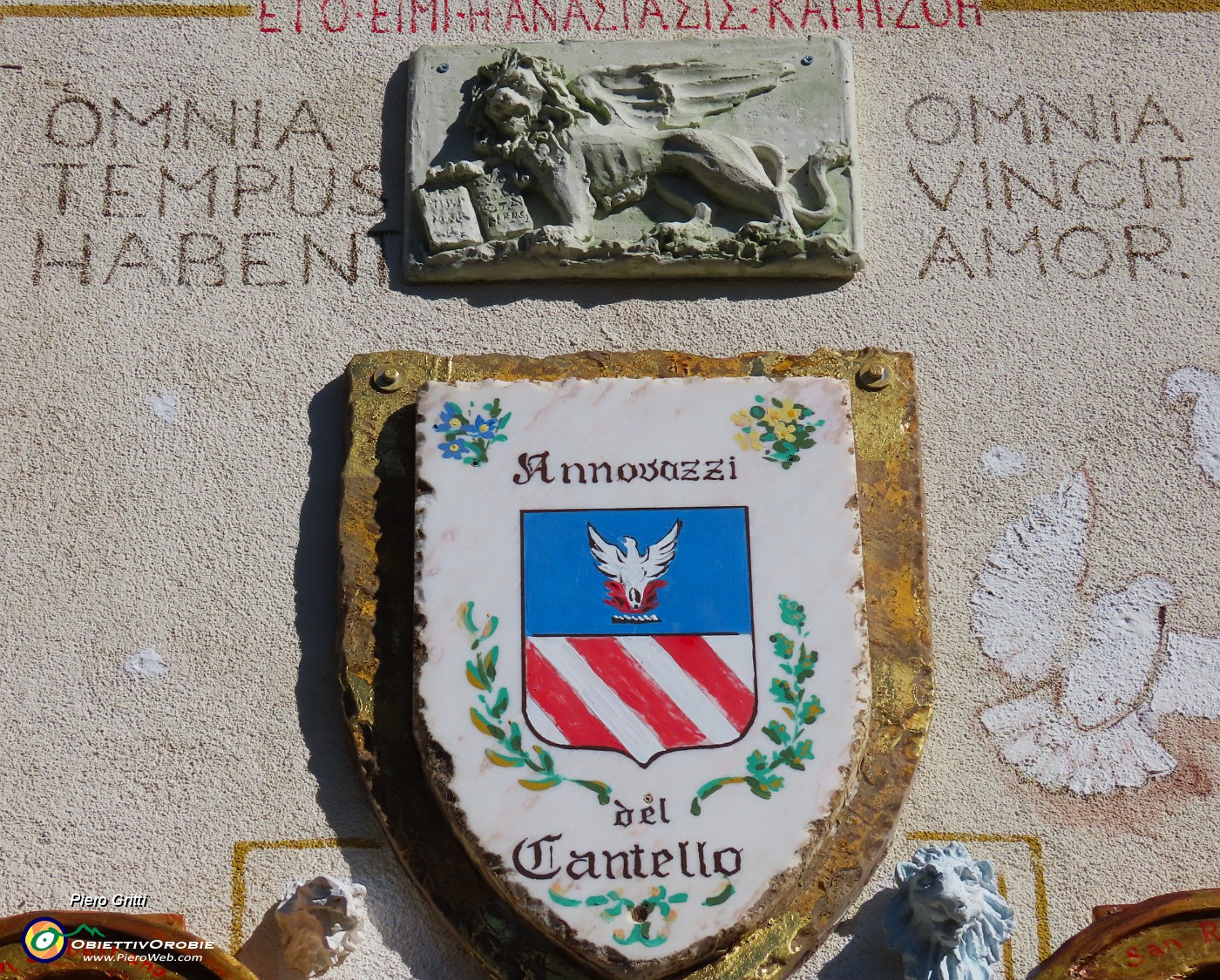 10 Casa Annovazzi con stemma, affresco, meridiana....JPG